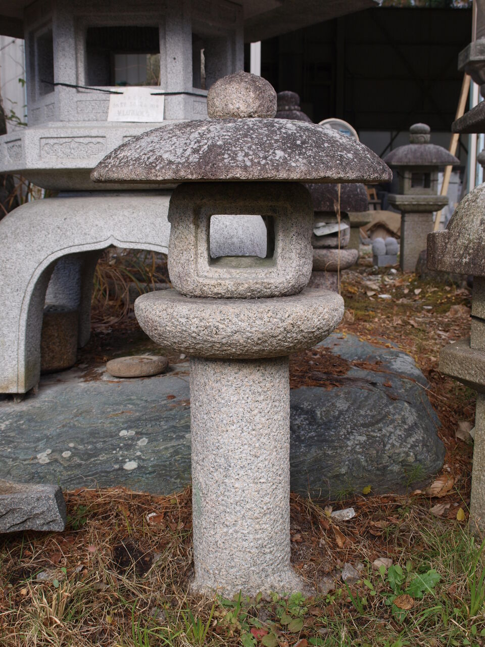 松琴亭灯篭の窓穴デザイン｜桂離宮の石灯篭 : 岡崎市 老舗石屋㈱杉田