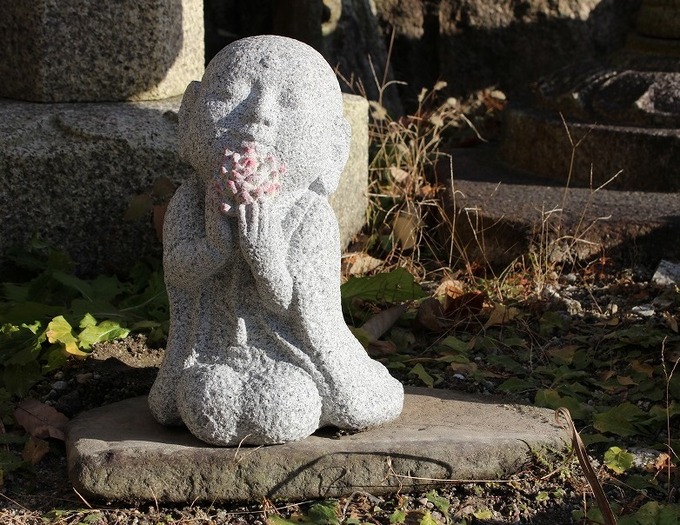 蓮の花を持った　石製かわいい童地蔵