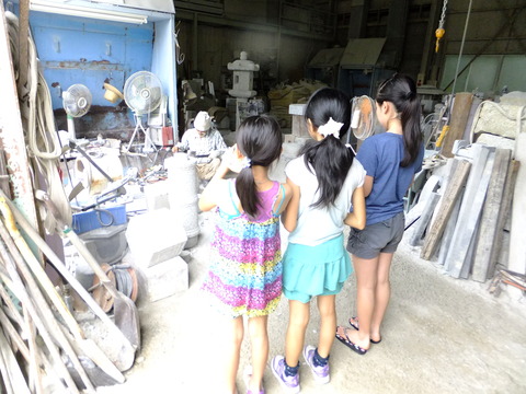 灯篭製作を見学する子供たち