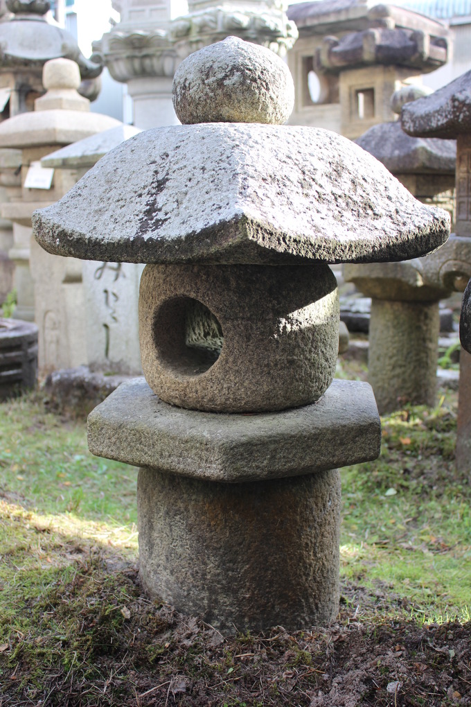 南峰|石灯籠白石ノミ仕上げ