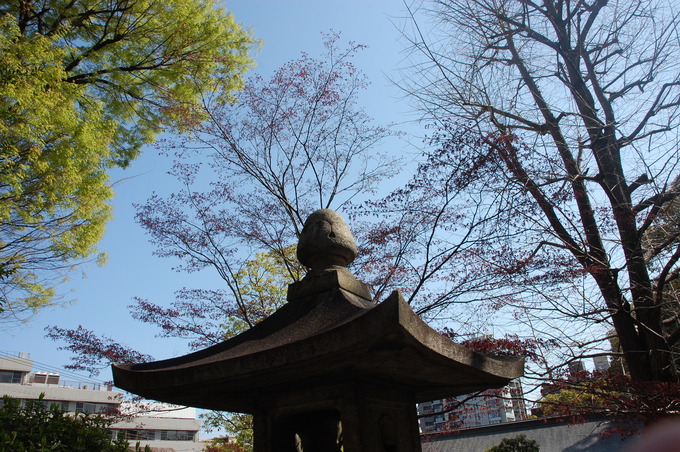 駒込稲荷石灯篭|猪目
