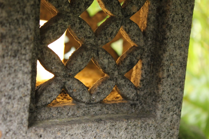 灯篭の火袋彫刻（七宝透かし）模様