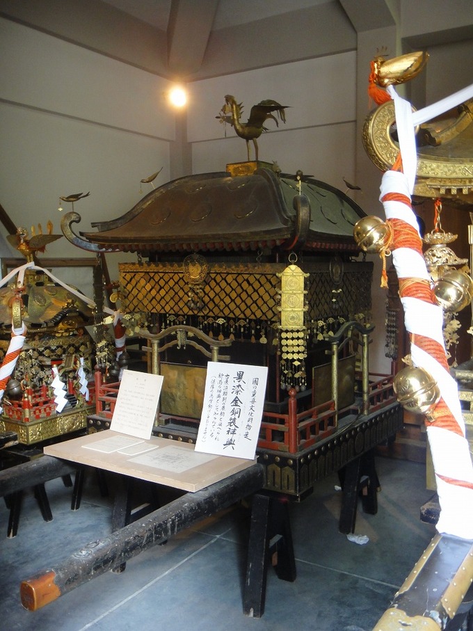 伝源頼朝奉納黒漆金銅装神輿