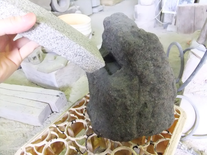琴柱灯篭の沓石加工足はめ込み1