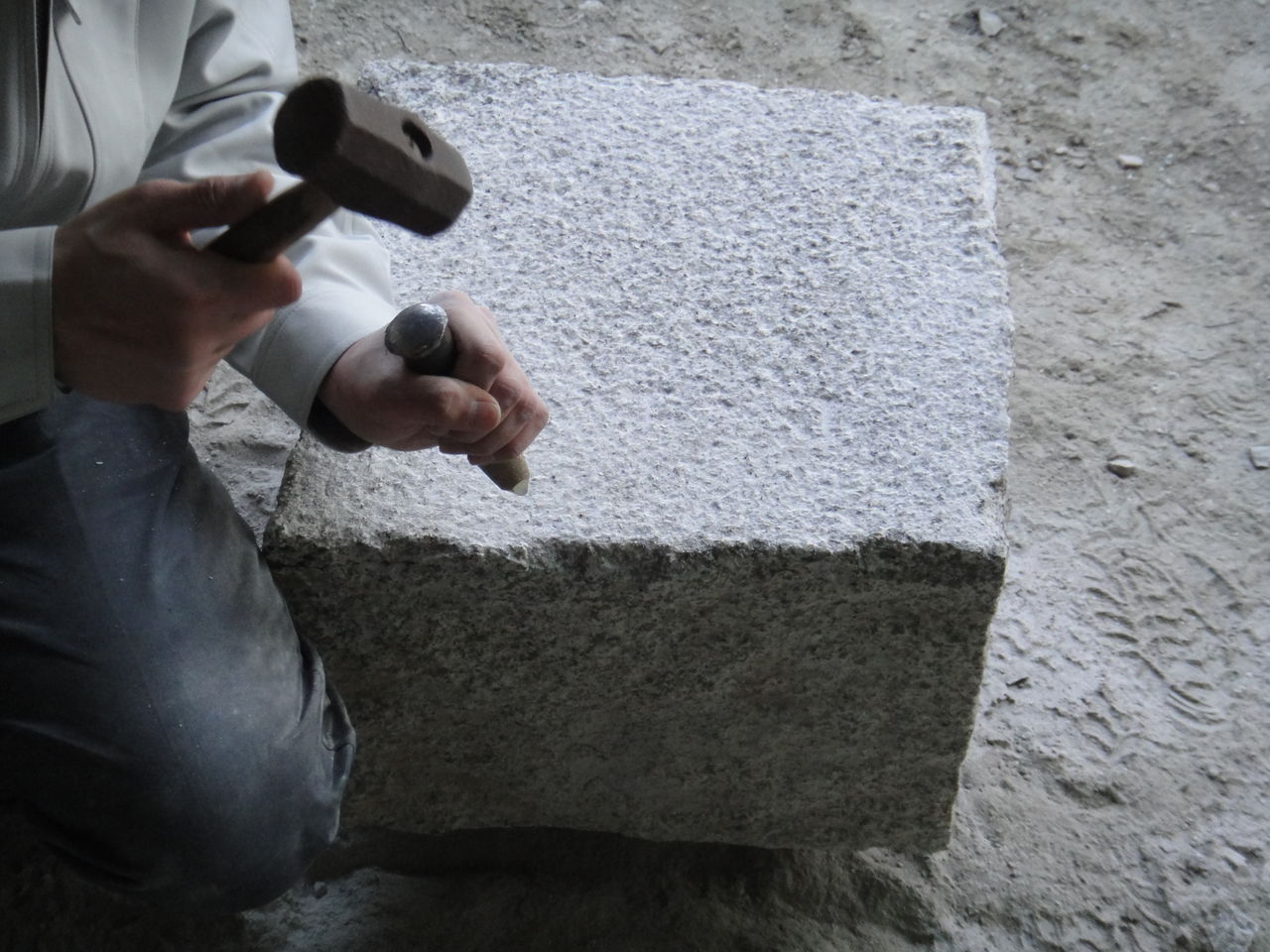 庭用の石製水鉢 枡型水鉢を製作中 その1 : 岡崎市 老舗石屋㈱杉田石材