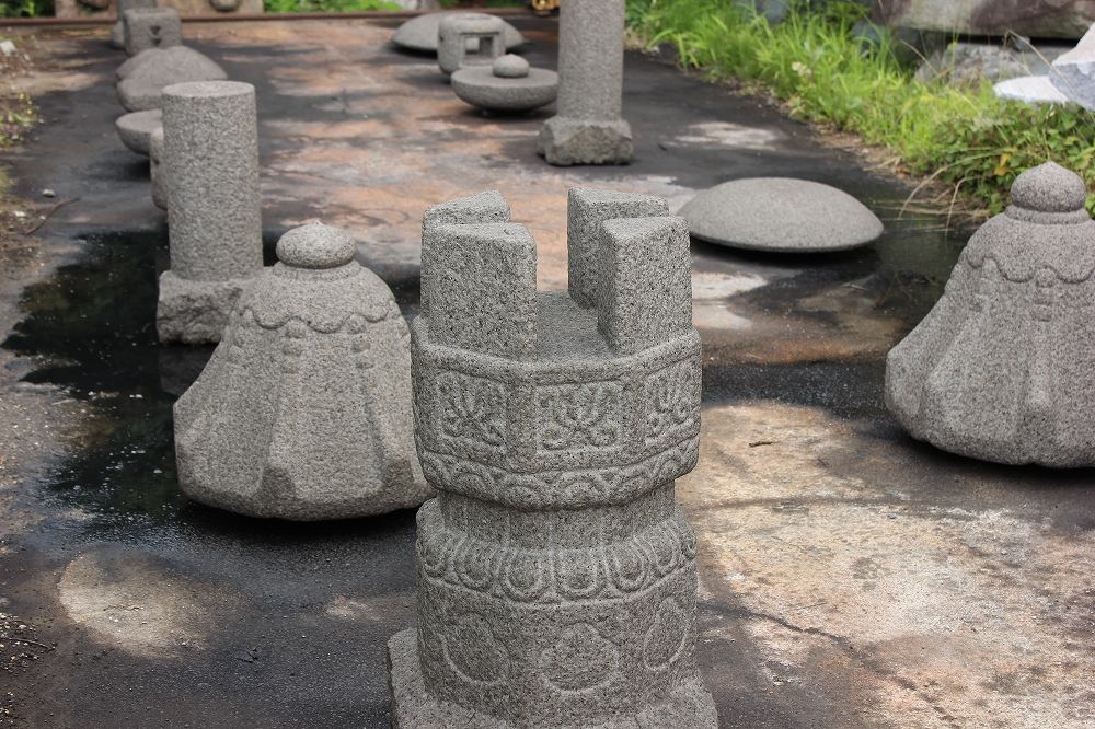 石灯篭を古色に着色する訳 灯篭の色付け 石灯篭 とうろう 庭園造園 神社寺院用石製品 墓石の老舗石屋 杉田石材店