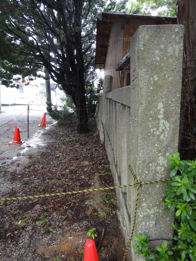 玉垣の傾き直し修理工事