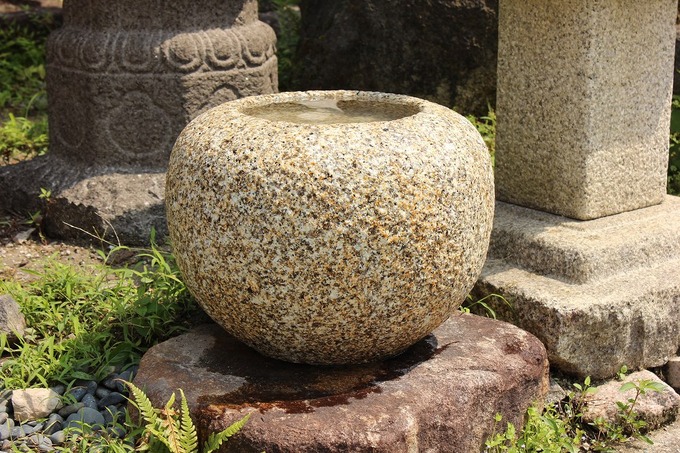 日本庭園用つくばい「つぼみ鉢」錆石濡れた状態