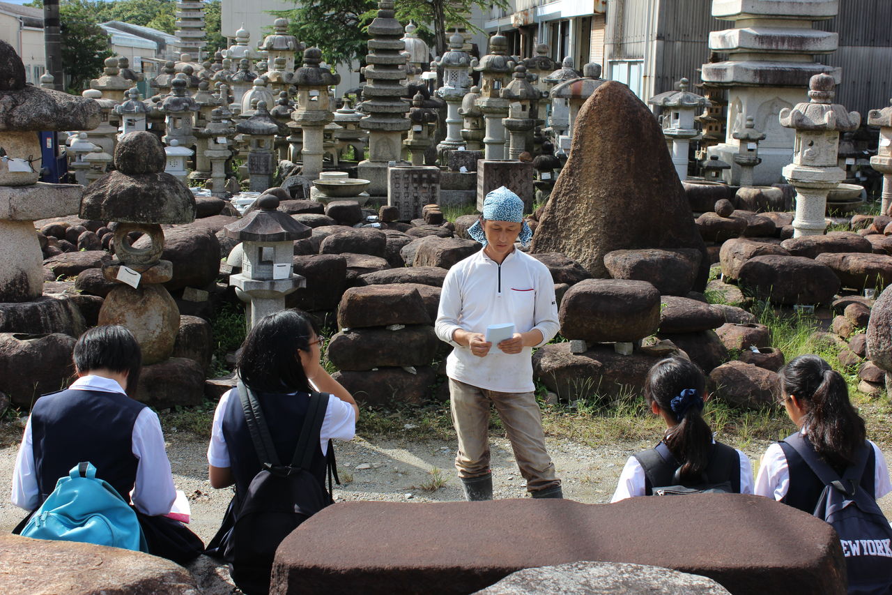 伝統工芸品の石灯篭 中学生の社会科見学 : 岡崎市 老舗石屋㈱杉田石材