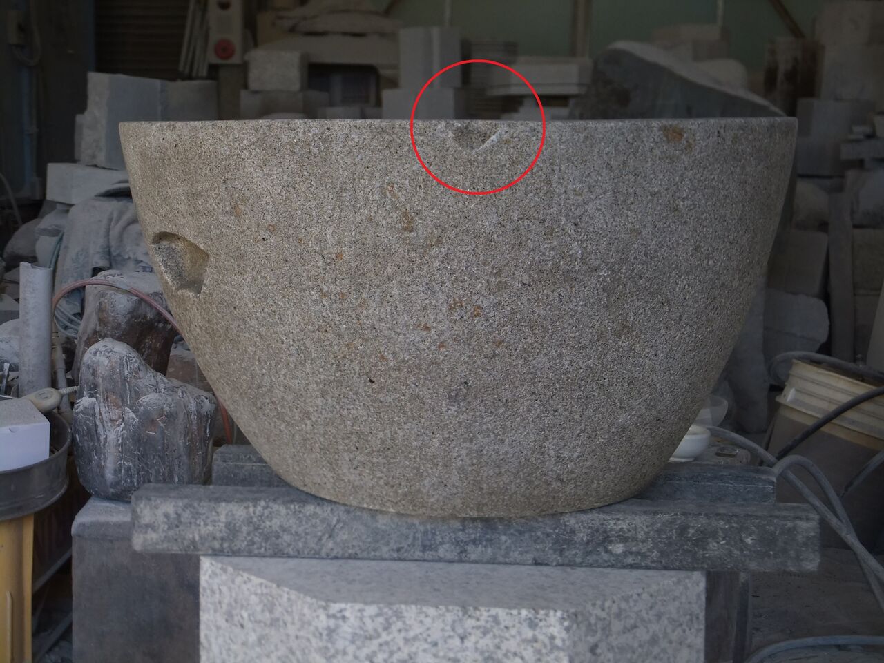 石臼 、 取りに来れ方 餅臼の内側をきれいに磨く｜石臼の修理 : 岡崎市 老舗石屋㈱杉田石材店