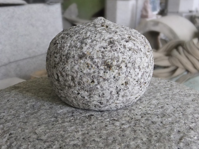 泉涌寺雪見灯篭 笠と宝珠