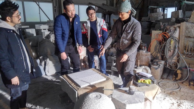 石を彫る職人 Hebel Haus Cm出演しました 石灯篭 とうろう 庭園造園 神社寺院用石製品 墓石の老舗石屋 杉田石材店
