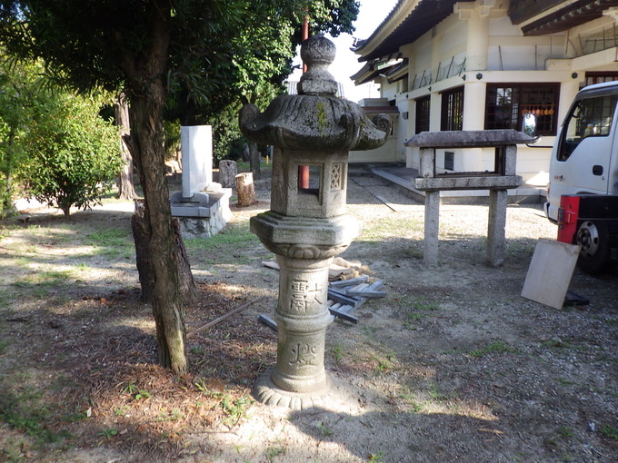 神社の石灯篭傾き直し|服部八幡神社