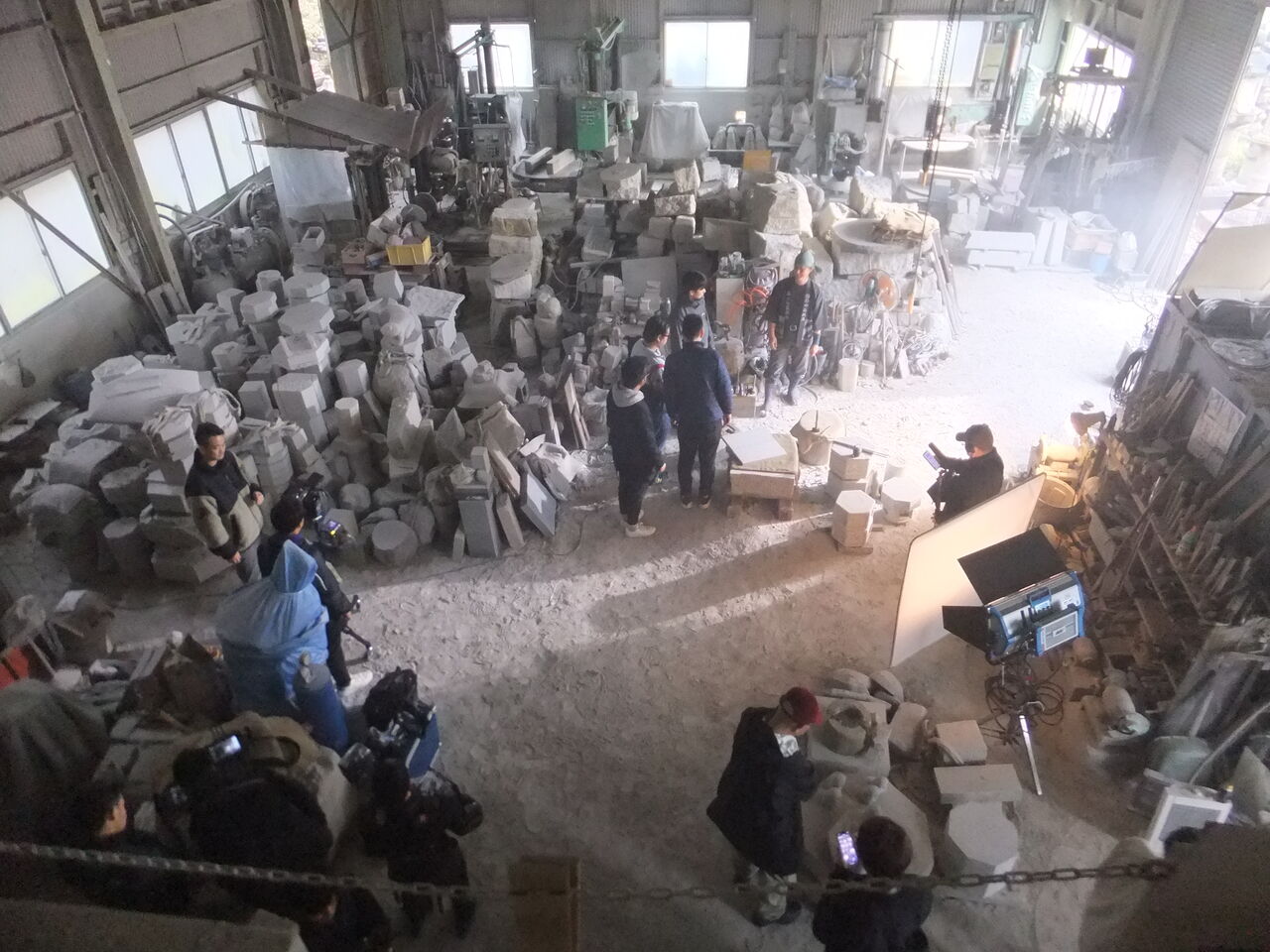 石を彫る職人 Hebel Haus Cm出演しました 石灯篭 とうろう 庭園造園 神社寺院用石製品 墓石の老舗石屋 杉田石材店