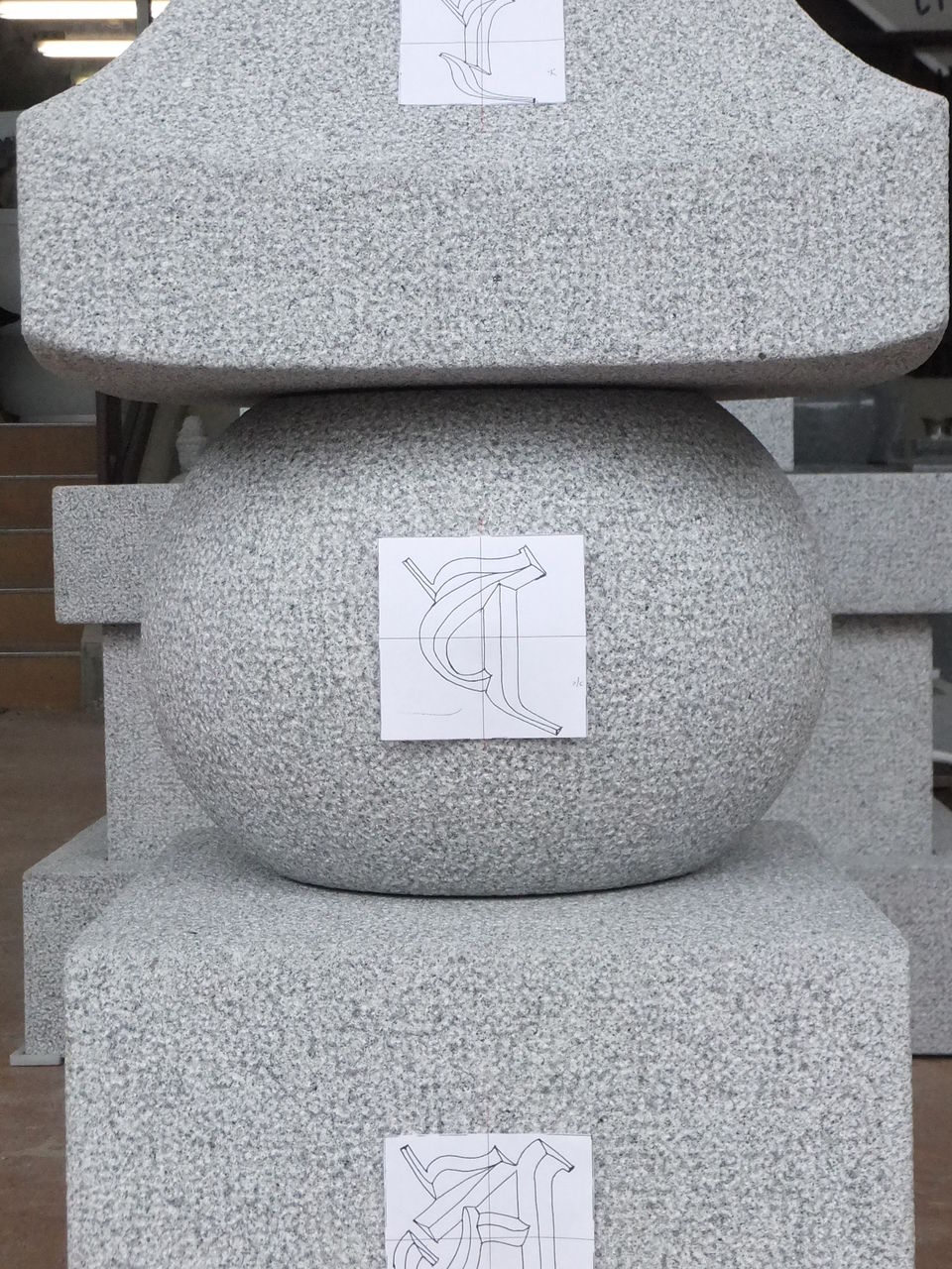 手作り五輪塔の制作】梵字を彫刻しています : 岡崎市 老舗石屋㈱杉田