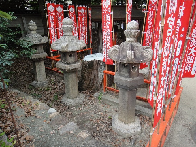 楠稲荷神社石燈篭①