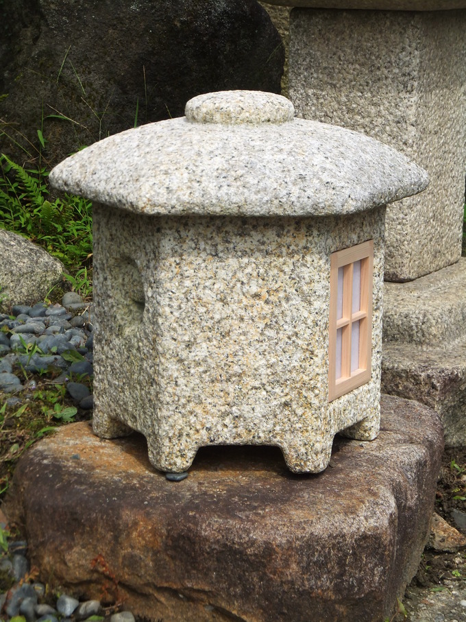 石灯篭の格子（窓枠障子）