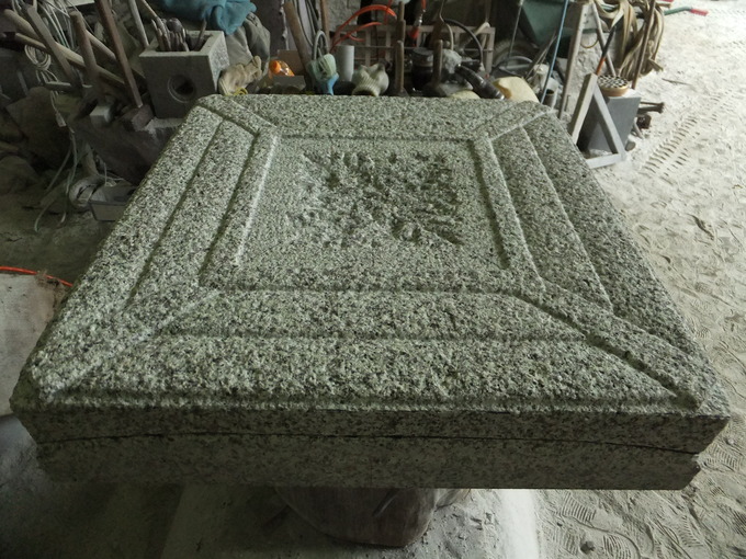 西ノ屋灯篭笠下場彫り込み1