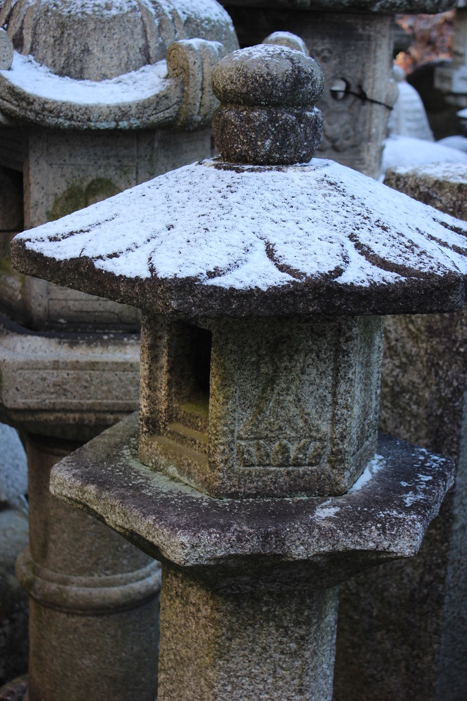 木屋善導寺灯篭と雪景色stone lantern store