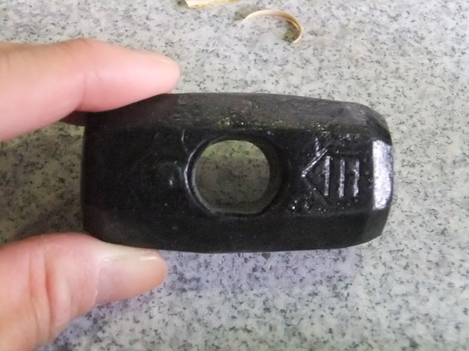 石屋の石道具　セットウの柄を入れる穴