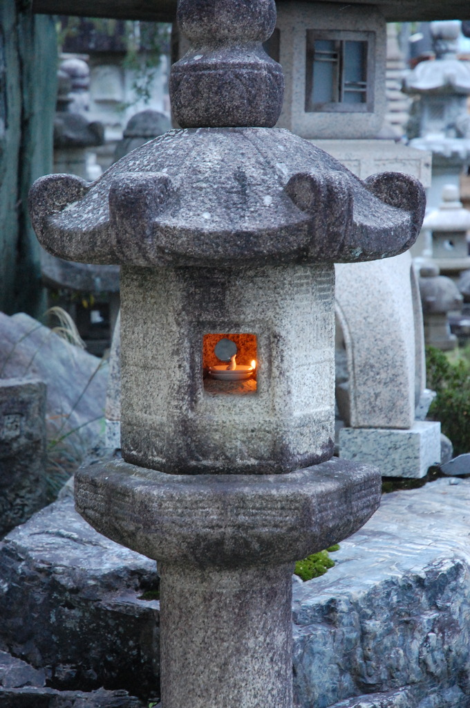 石燈籠に灯りを入れた写真