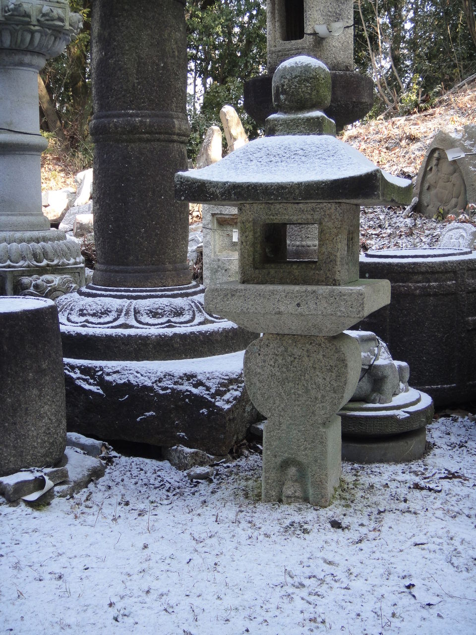 雪の積もった石灯篭のある風景 石灯篭 とうろう 庭園造園 神社寺院用石製品 墓石の老舗石屋 杉田石材店