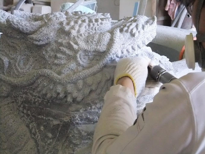 龍の石像　製作風景