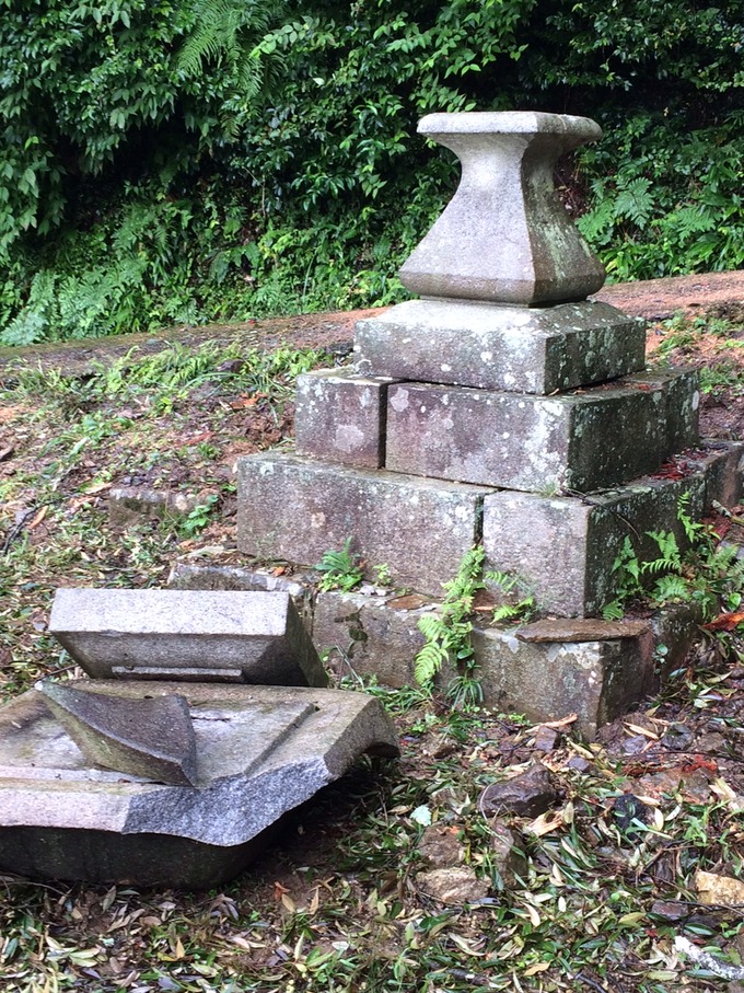 壊れた石灯篭神社常夜燈