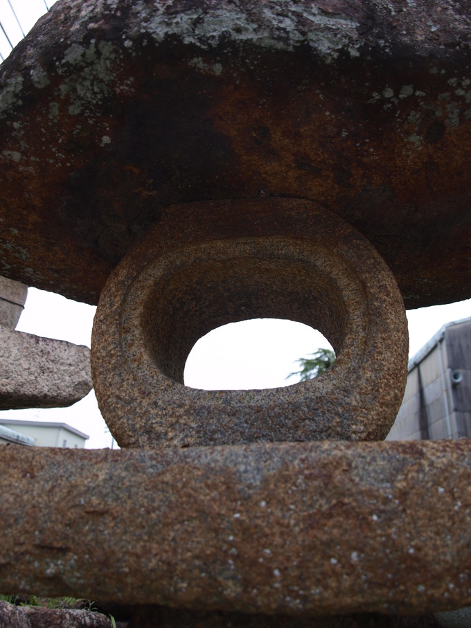 野面灯篭（山灯篭）火袋 (2)