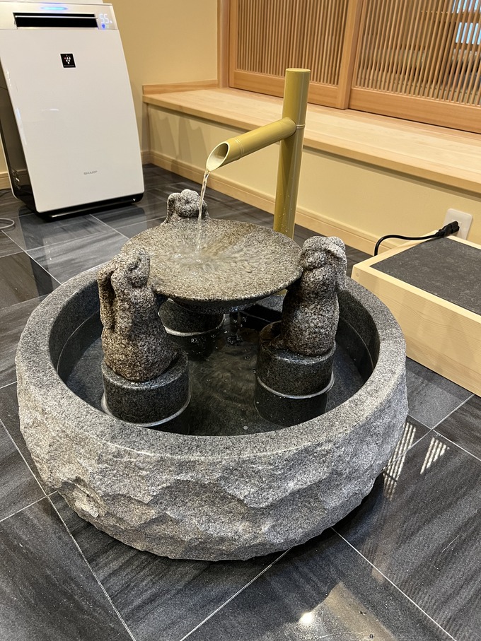 噴水 つくばい 手水鉢 湧水 循環式 ポンプ式 陶器⁇ 石材⁇ シンプル