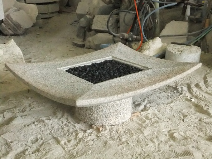 創作水鉢|勧修寺灯篭の笠を利用