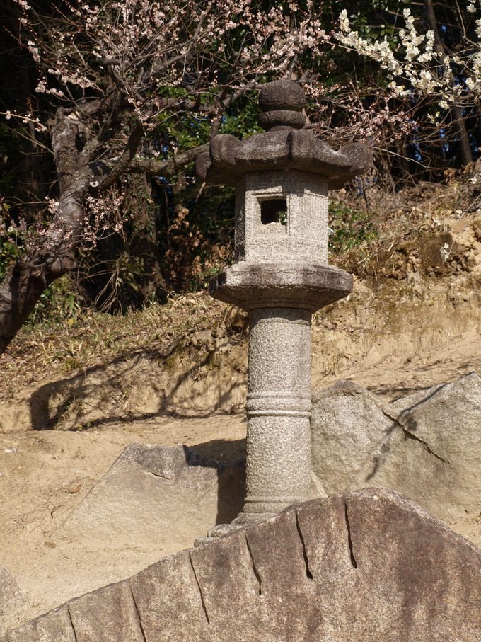 三月堂灯篭|岩津天満宮東山梅苑