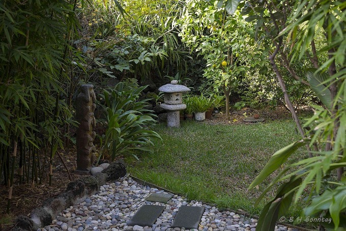 オーストラリアの庭石灯篭stone lantern in Australia3