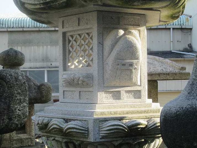 春日灯篭の火袋　彫刻　三笠山と格子