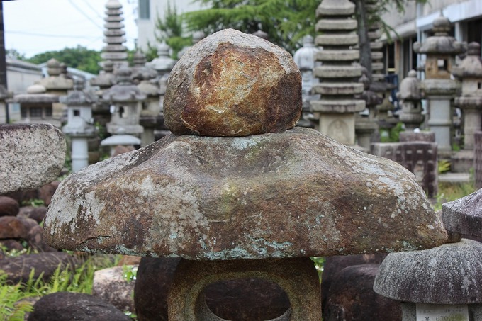 野面灯篭(本鞍馬石