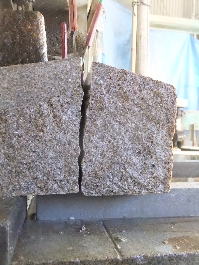 石を矢で割る石屋の仕事