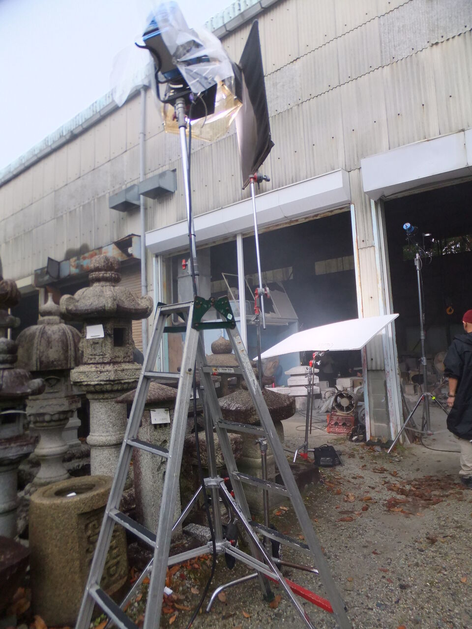 石を彫る職人 Hebel Haus Cm出演しました 石灯篭 とうろう 庭園造園 神社寺院用石製品 墓石の老舗石屋 杉田石材店