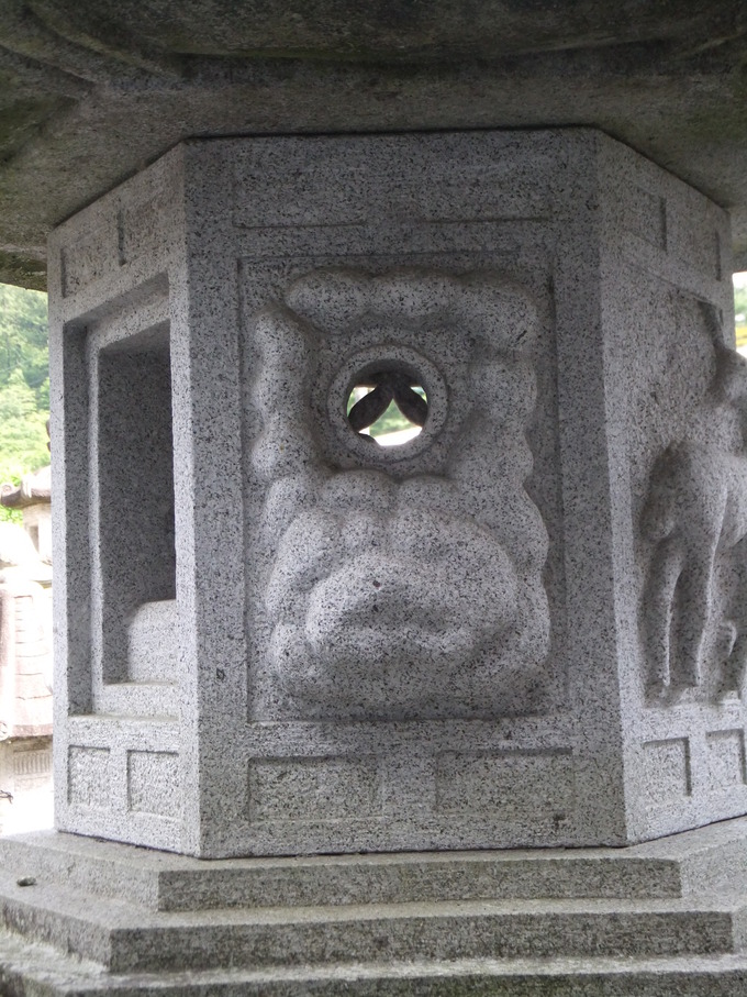 春日灯篭　火袋の彫刻　雲と日