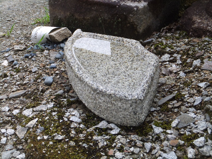 小さな扇型の水鉢　石の水盤