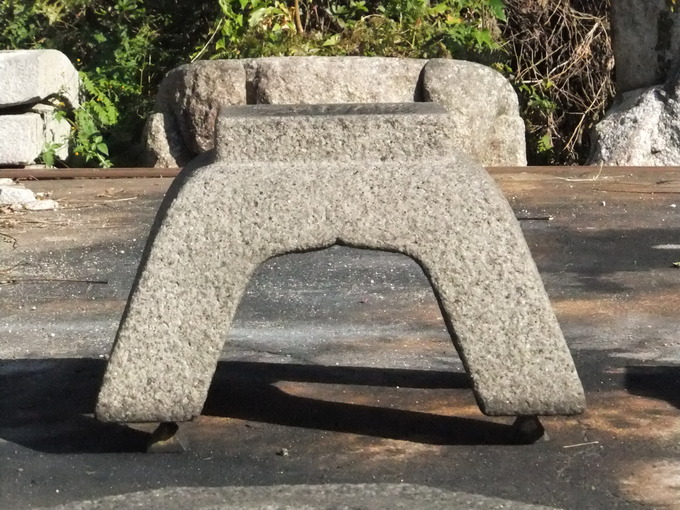 4本足の灯籠（泉涌寺）