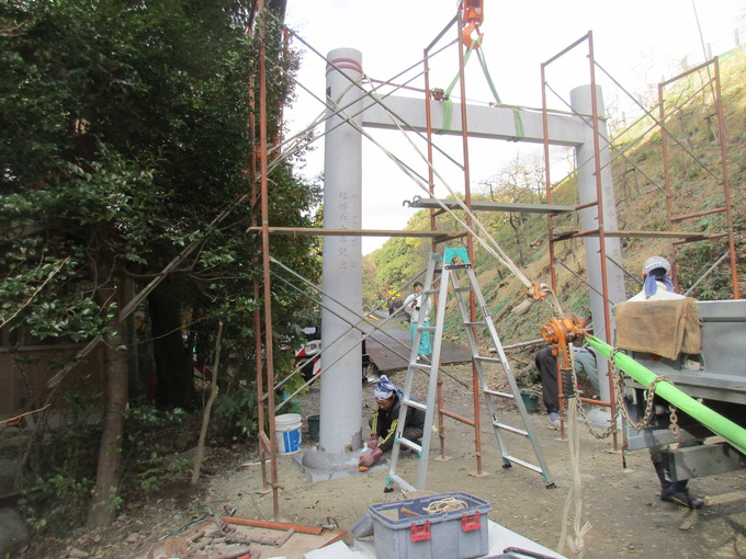 鳥居の建て方貫を入れる