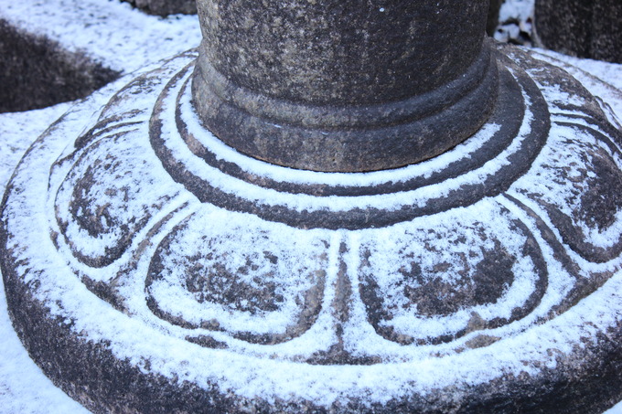 三月堂灯篭と雪景色stone lantern store