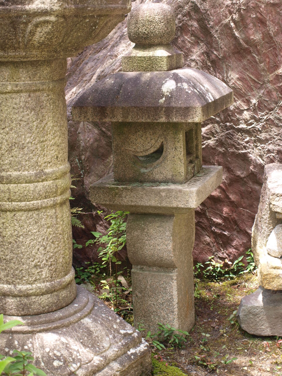 織部灯籠がたくさんある訳｜茶庭の定番石灯篭 : 岡崎市 老舗石屋㈱杉田