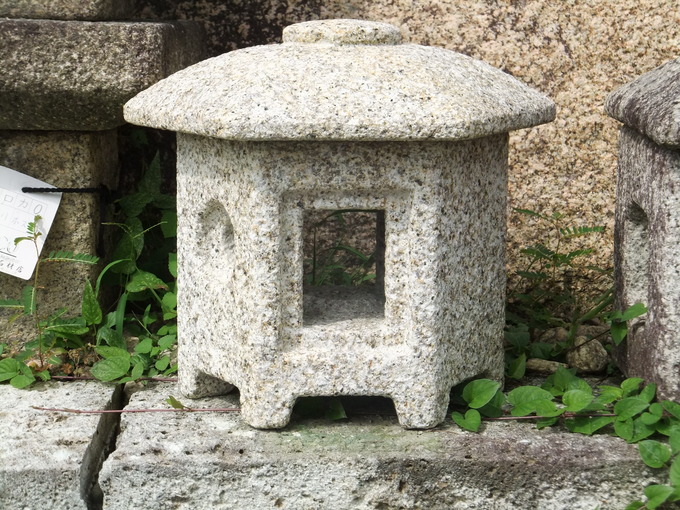 石灯篭の格子（窓枠障子）
