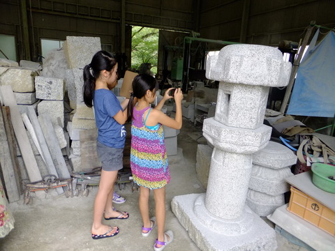 石工場を見学する子供たち