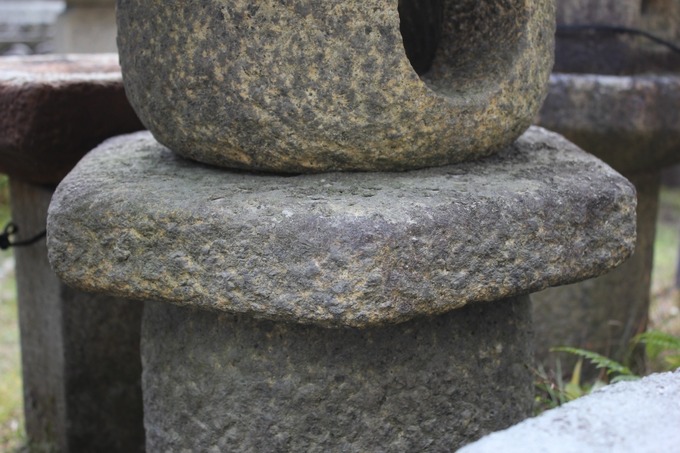 南峰の受|石灯籠蛭川石ノミ仕上げ