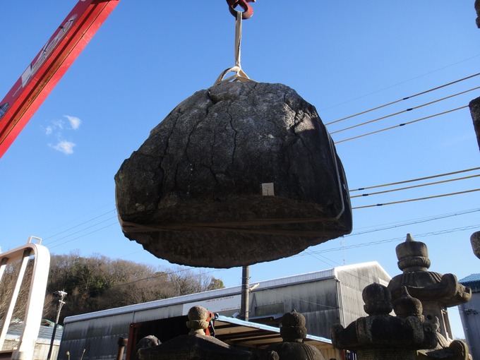 野面灯篭の移動　　クレーン使用石の運搬