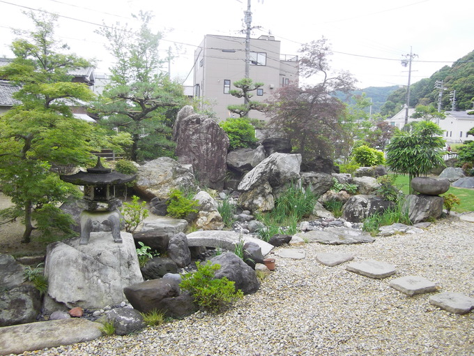 和風庭園　愛知　橋石　鉄鉢のあるお庭