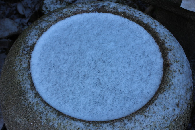 夏目鉢　水鉢に積もる雪