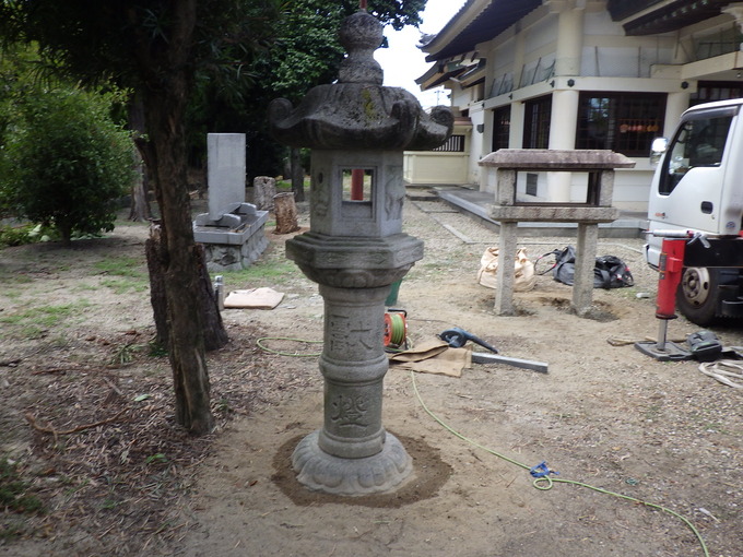 神社の石灯篭傾き直し|服部八幡神社